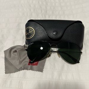 Black on black women’s ray bans aviators